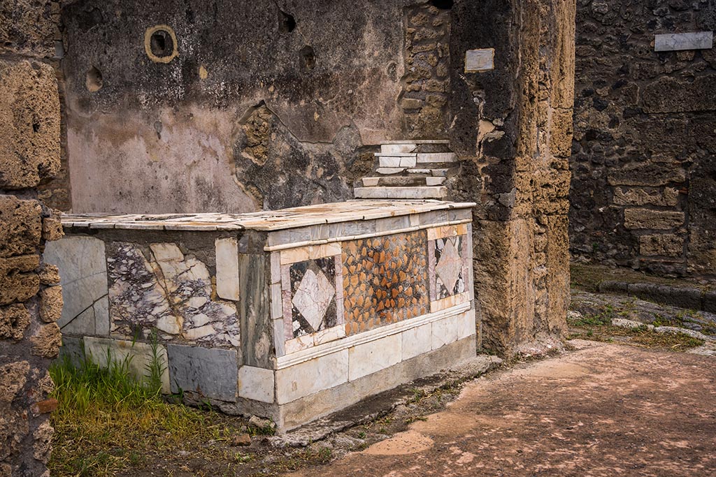 V.4.7, Pompeii. July 2024. Looking north-east along counter on north side of Via di Nola. Photo courtesy of Johannes Eber.
