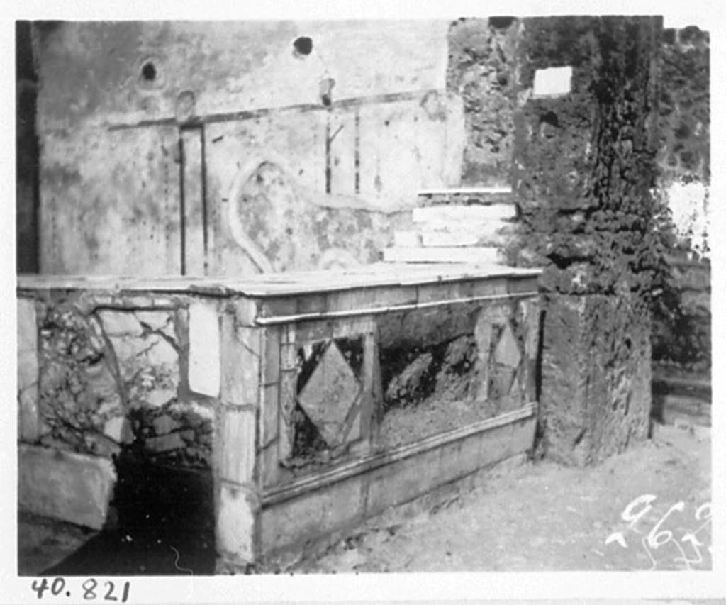 V.4.7 Pompeii. 1940? Photo by Tatiana Warscher. W.262. Counter, shelves and side wall.
DAIR 40.821. Photo  Deutsches Archologisches Institut, Abteilung Rom, Arkiv. 
