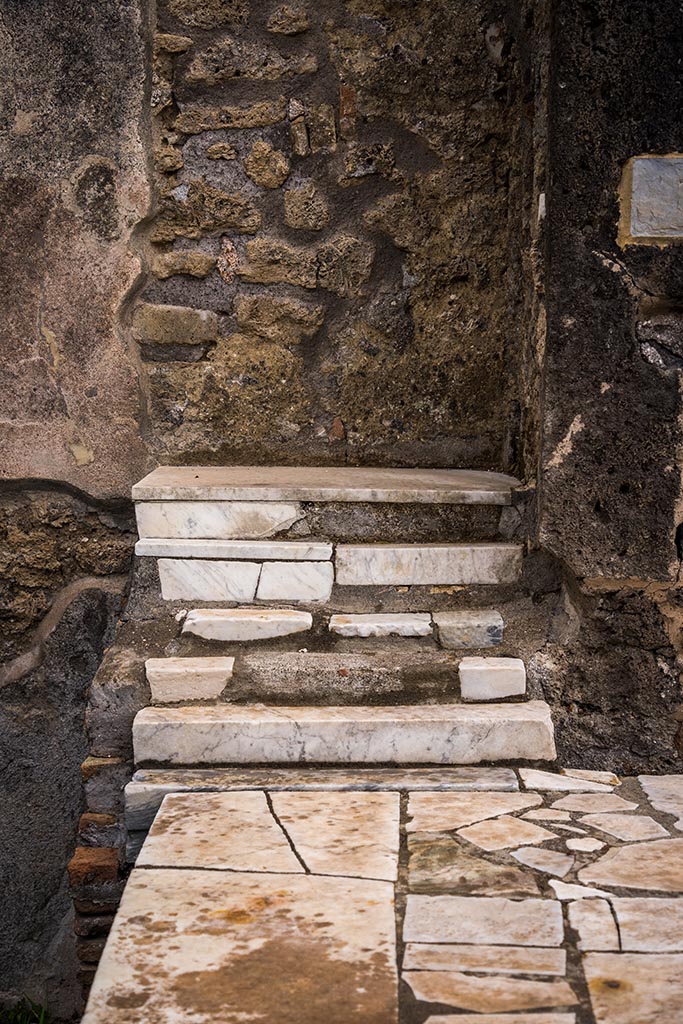 V.4.7, Pompeii. July 2024. Display shelving on east end of counter. Photo courtesy of Johannes Eber.
