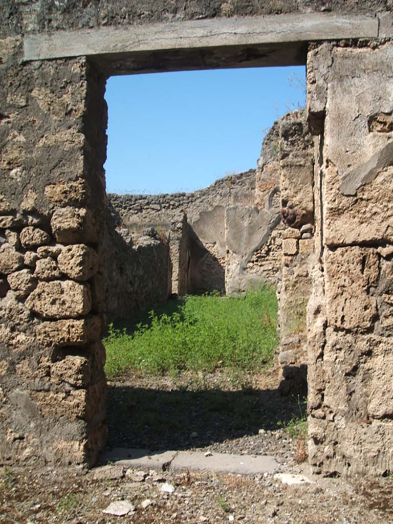V.4.9 Pompeii. May 2005. Entrance doorway.