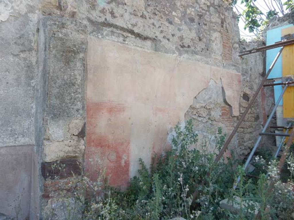 V.4.13 Pompeii. May 2017. Triclinium R, west wall and north-west corner. Photo courtesy of Buzz Ferebee.

