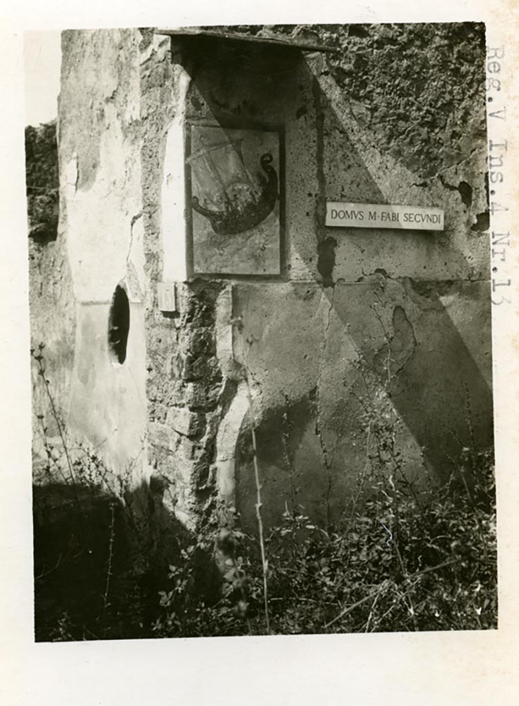 V.4.13 Pompeii. Pre-1937-39. Painting on north entrance pillar.
Photo courtesy of American Academy in Rome, Photographic Archive. Warsher collection no. 699.