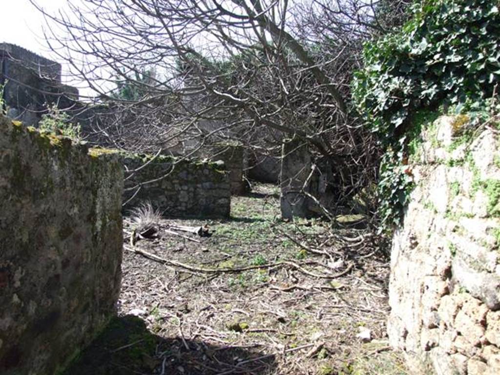 V.4.13 Pompeii. March 2009. Looking west from entrance fauces.