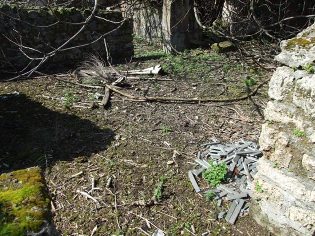 V.4.13 Pompeii. March 2009. Looking north west across atrium or light yard from V.4.12.