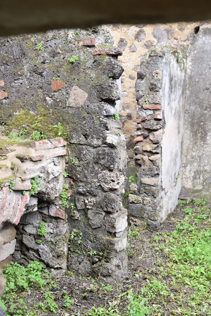 V.4.a Pompeii. March 2018. Room ‘r’, doorway to latrine in kitchen area.
Foto Annette Haug, ERC Grant 681269 DÉCOR.