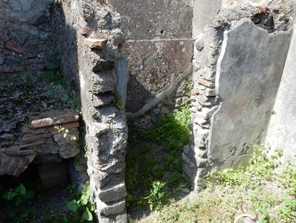 V.4.a Pompeii. May 2015. Kitchen and latrine. Photo courtesy of Buzz Ferebee.