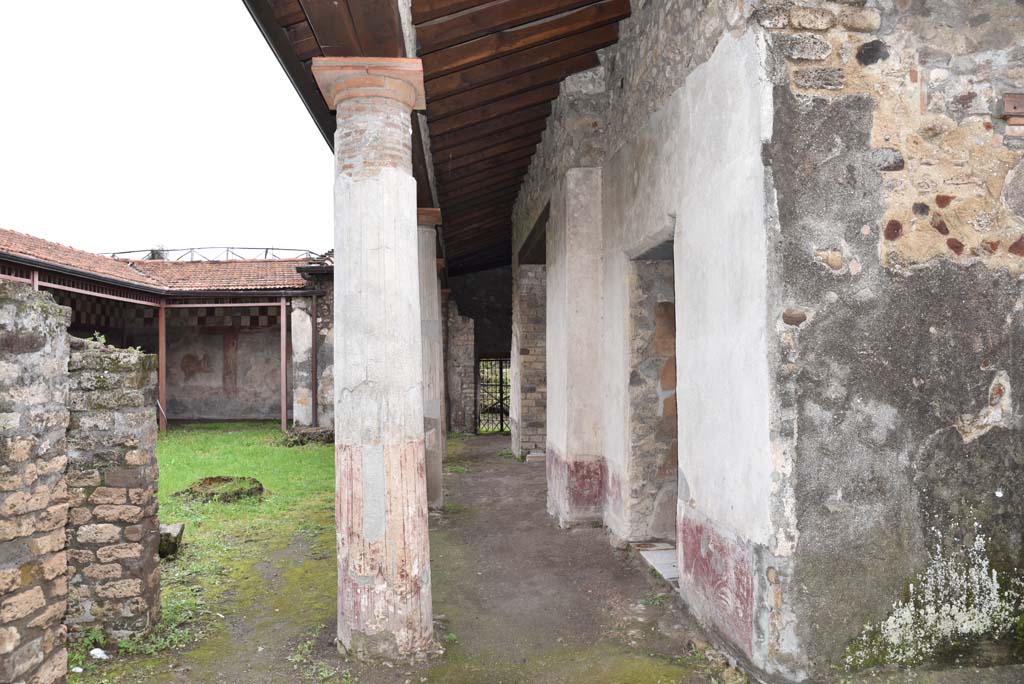 V.4.a Pompeii. March 2018.
Room ‘l’ (L), looking east, with doorway to kitchen/latrine, on left, and south portico, centre right, from room ‘m’, small garden area, on right.
Foto Annette Haug, ERC Grant 681269 DÉCOR