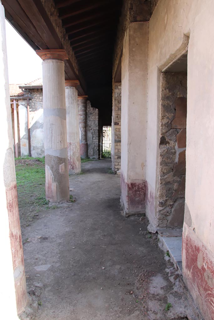 V.4.a Pompeii. October 2023.
Room ‘l’ (L), looking east along south portico of garden area towards the rear doorway at V.4.11, in centre.
Photo courtesy of Klaus Heese.