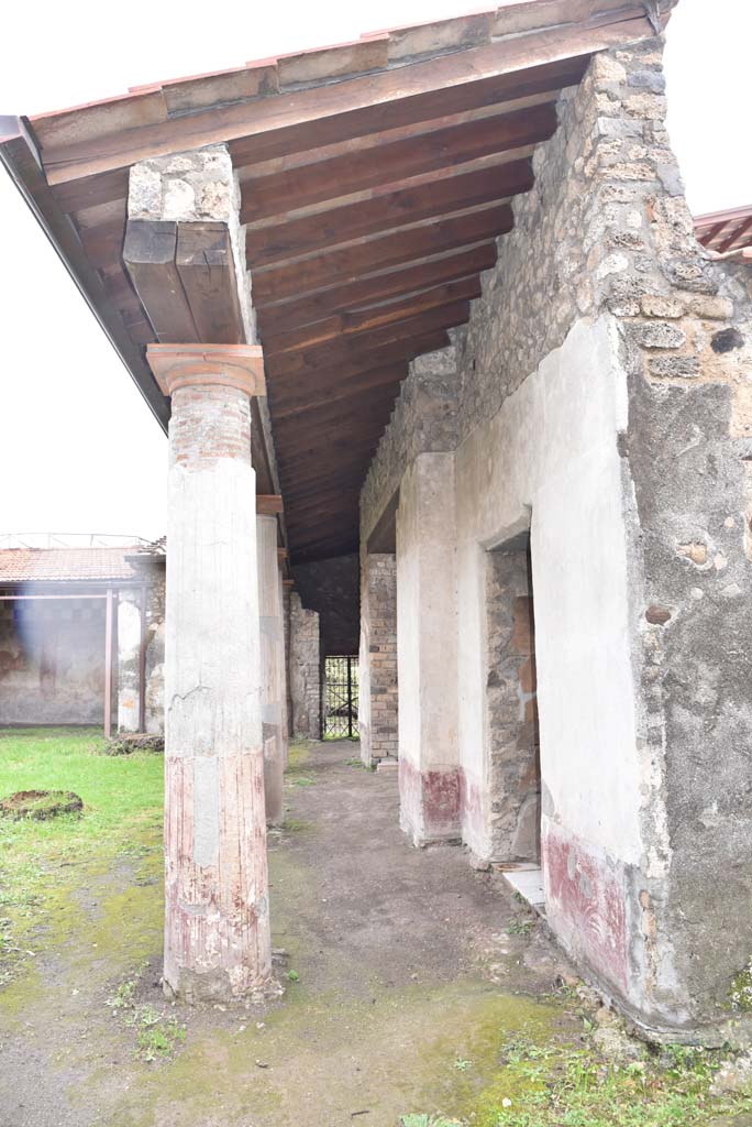 V.4.a Pompeii. March 2018.
Room ‘l’ (L), looking east along south portico of garden area towards the rear doorway at V.4.11, centre left.
Foto Annette Haug, ERC Grant 681269 DÉCOR