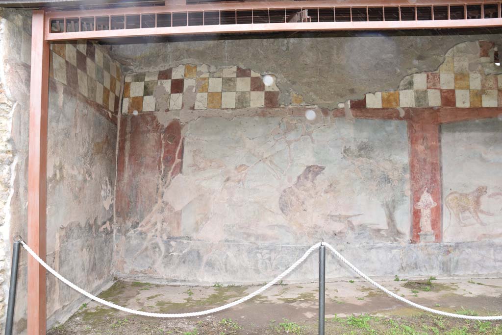 V.4.a Pompeii. March 2018. Room ‘l’ (L), looking towards north-west corner of garden area.
Foto Annette Haug, ERC Grant 681269 DÉCOR