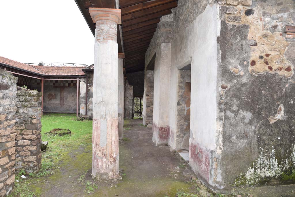 V.4.a Pompeii. March 2018. Room ‘l’ (L), garden area, looking east towards south portico, with doorway to room ‘s’, centre right.
Foto Annette Haug, ERC Grant 681269 DÉCOR