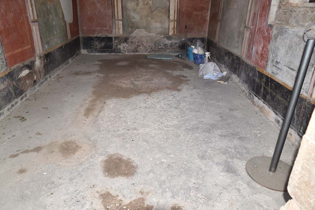 V.4.a Pompeii. March 2018. Room ‘s’, looking south across flooring.
Foto Annette Haug, ERC Grant 681269 DÉCOR.