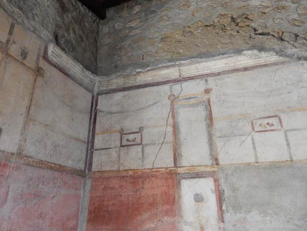 V.4.a Pompeii. May 2015. Upper north-east corner of summer triclinium. Photo courtesy of Buzz Ferebee.