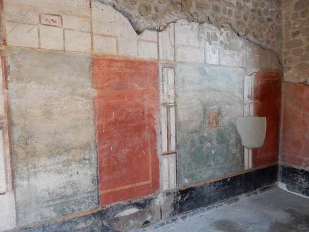 V.4.a Pompeii. May 2015. East wall and south-east corner of summer triclinium.
Photo courtesy of Buzz Ferebee.