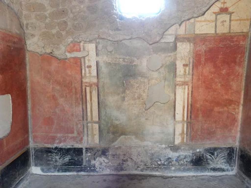 V.4.a Pompeii. May 2015. South wall of summer triclinium. Photo courtesy of Buzz Ferebee.