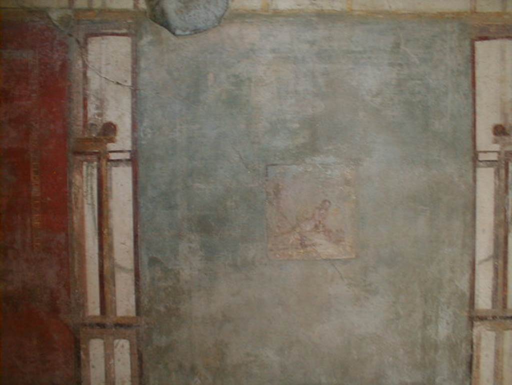 V.4.a Pompeii. September 2004. Summer triclinium, west wall, with painting of Pyramus and Thisbe. See Nappo, S., 1998. Pompeii: Guide to the lost City. London: Weidenfield and Nicolson. (p. 126).