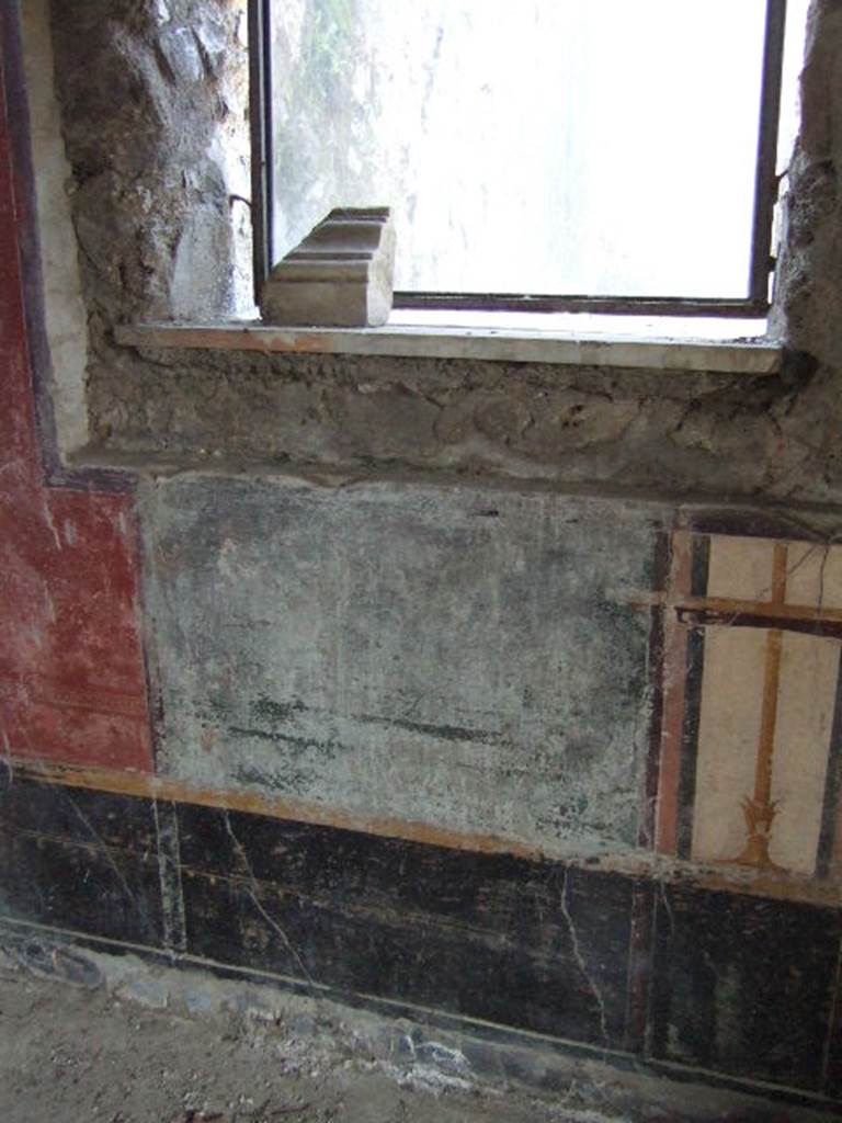 V.4.a Pompeii. May 2006. Summer triclinium, west wall with window overlooking small garden.