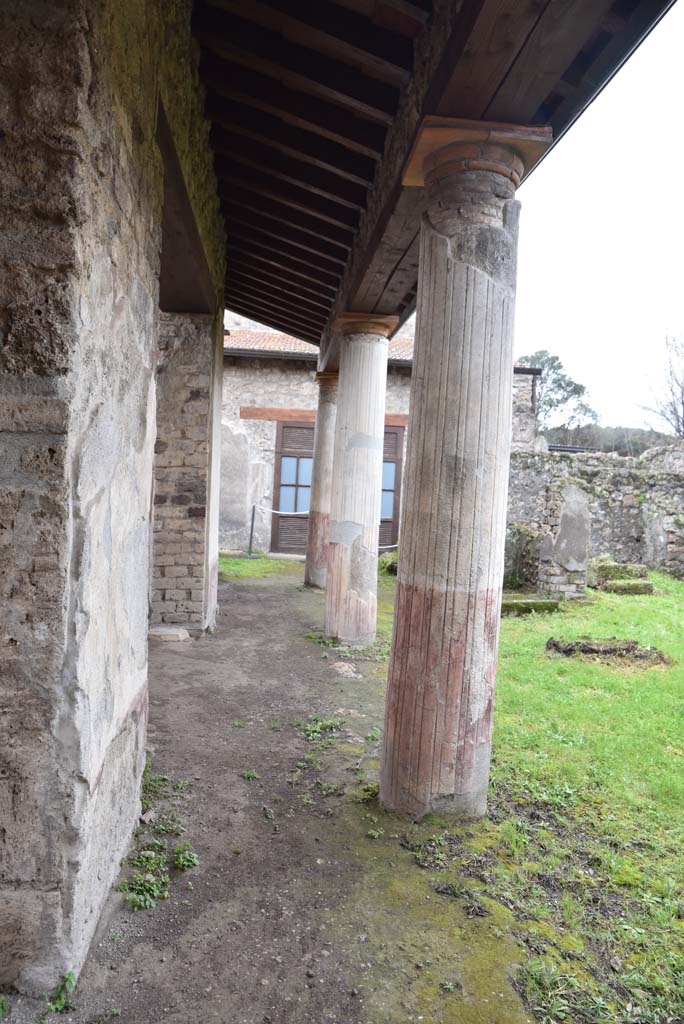 V.4.a Pompeii. March 2018. Room ‘l’ (L), looking west along south portico from near room ‘u’.
Foto Annette Haug, ERC Grant 681269 DÉCOR