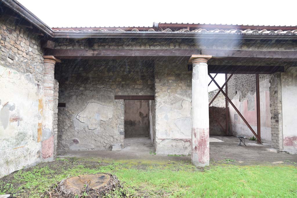 V.4.a Pompeii. March 2018. Room ‘l’ (L), looking south across garden to doorway to room ‘u’ onto south portico, in centre.
Foto Annette Haug, ERC Grant 681269 DÉCOR