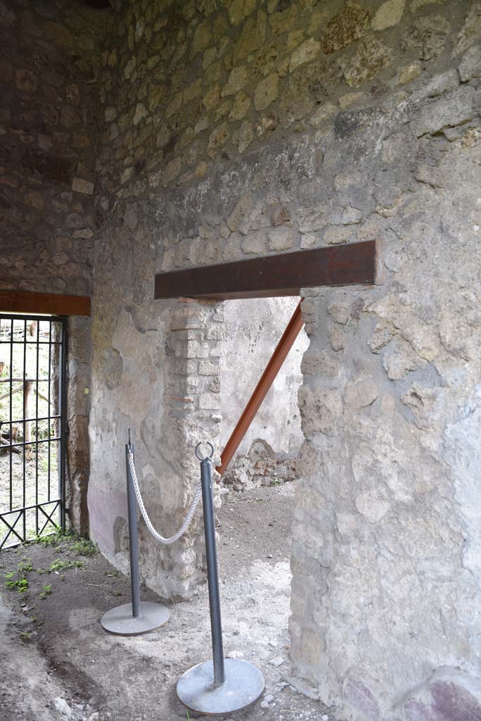 V.4.a Pompeii. March 2018.
Room v, doorway, in centre. On the left is the entrance doorway at V.4.11.
Foto Annette Haug, ERC Grant 681269 DÉCOR.
