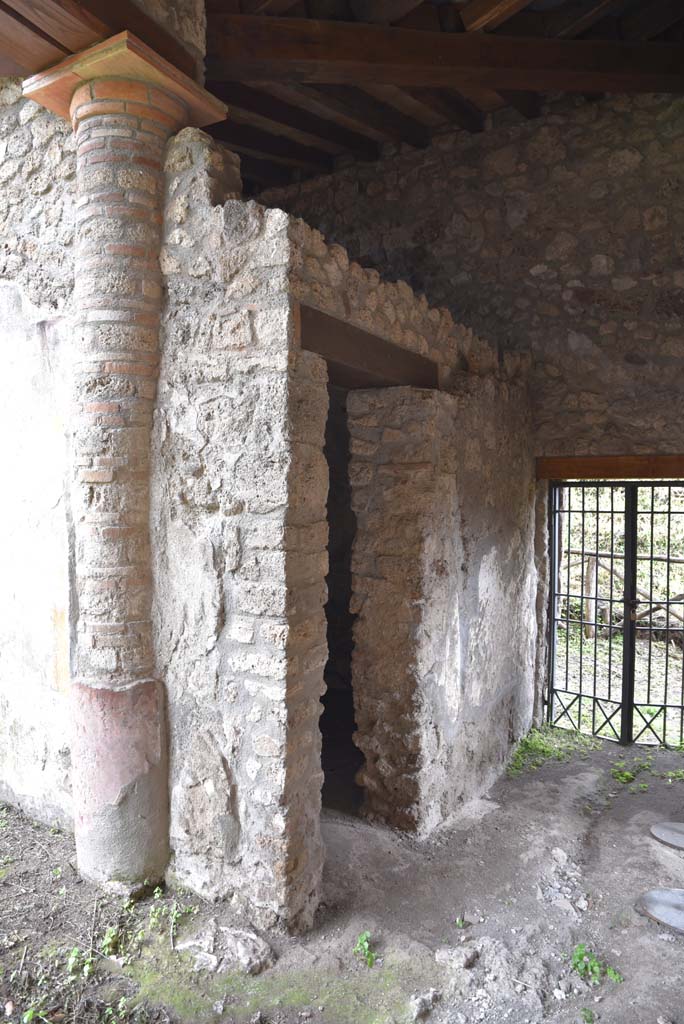 V.4.a Pompeii. March 2018.
Room ‘x’, doorway on north side of rear entrance doorway at V.4.11, on right.
Foto Annette Haug, ERC Grant 681269 DÉCOR.
