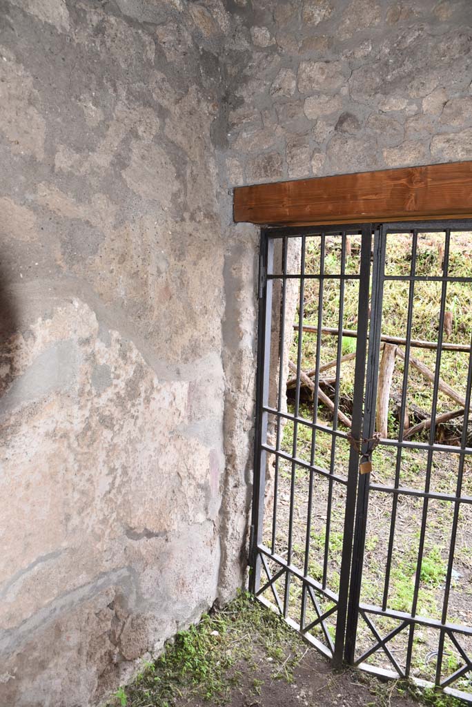 V.4.11/V.4.a Pompeii. March 2018. Room ‘x’, detail of wall on north side of rear entrance at V.4.11.
Foto Annette Haug, ERC Grant 681269 DÉCOR.