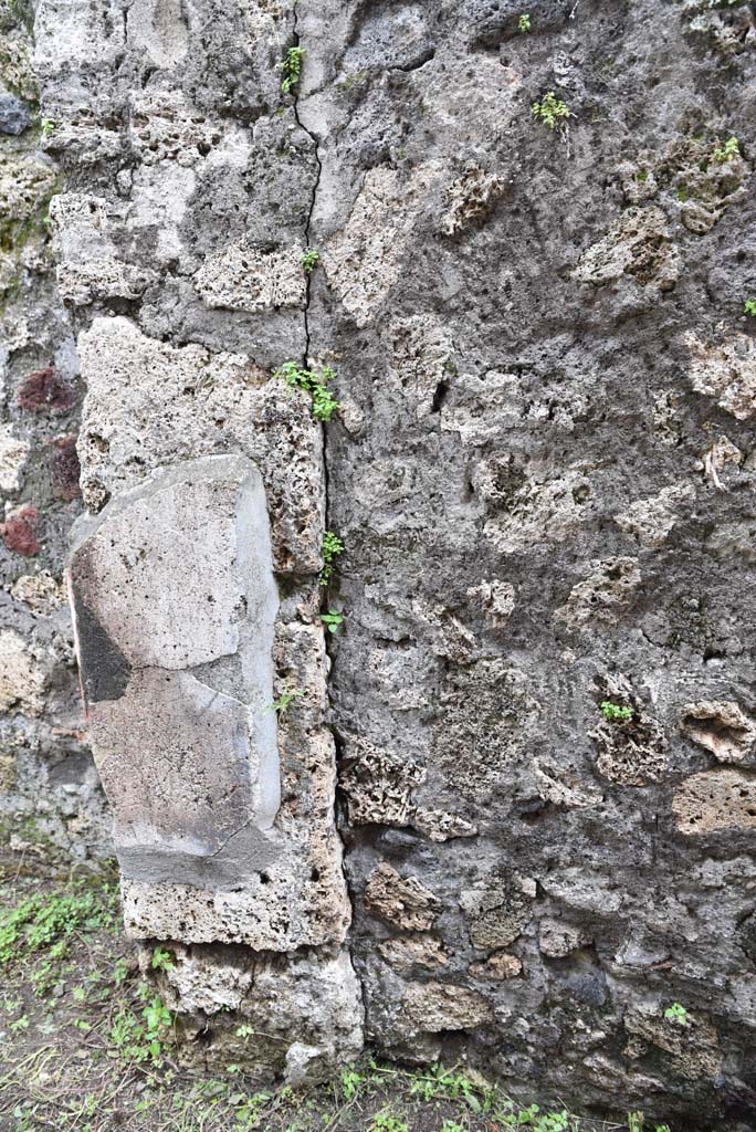 V.4.a Pompeii. March 2018. Room ‘n’, east side of doorway with stucco.
Foto Annette Haug, ERC Grant 681269 DÉCOR.

