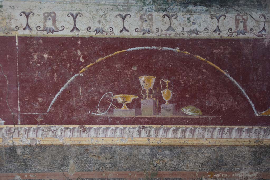 V.4.a Pompeii. March 2018. Room ‘h’, detail from painted predella on north wall on east side of central panel.
Foto Annette Haug, ERC Grant 681269 DÉCOR.
