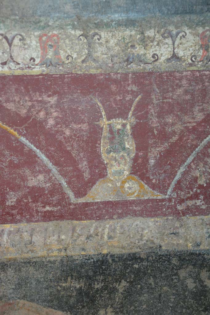 V.4.a Pompeii. March 2018. 
Room ‘h’, detail from painted predella on north wall on east side of central panel towards east end.
Foto Annette Haug, ERC Grant 681269 DÉCOR.
