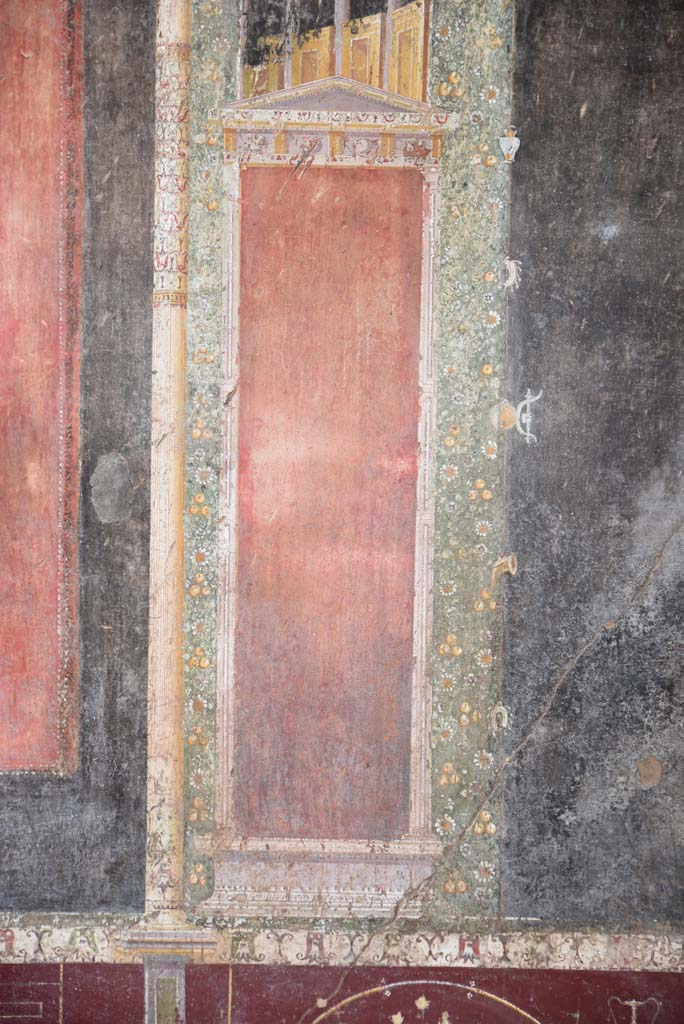 V.4.a Pompeii. March 2018. 
Room ‘h’, detail of lower part of separating panel on west side of central panel and black side panel of south wall.
Foto Annette Haug, ERC Grant 681269 DÉCOR.
