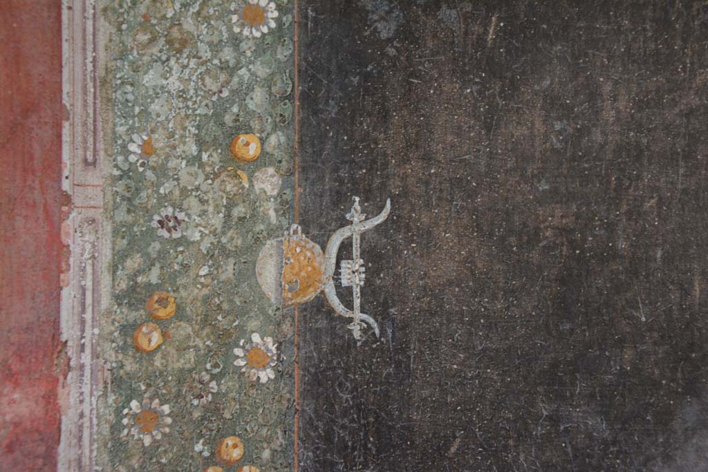 V.4.a Pompeii. March 2019. Room ‘h’, detail from separating panel between central panel and black side panel of south wall.
Foto Annette Haug, ERC Grant 681269 DÉCOR.

