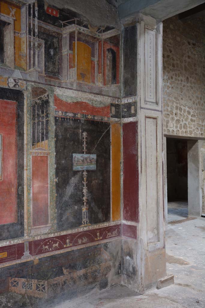 V.4.a Pompeii. March 2018. Room ‘h’, west end of south wall of tablinum, with atrium ‘b’, on right.
Foto Annette Haug, ERC Grant 681269 DÉCOR.

