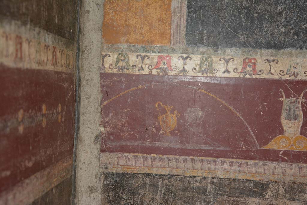 V.4.a Pompeii. March 2018. Room ‘h’, zoccolo on lower south wall of tablinum in south-east corner.
Foto Annette Haug, ERC Grant 681269 DÉCOR.
