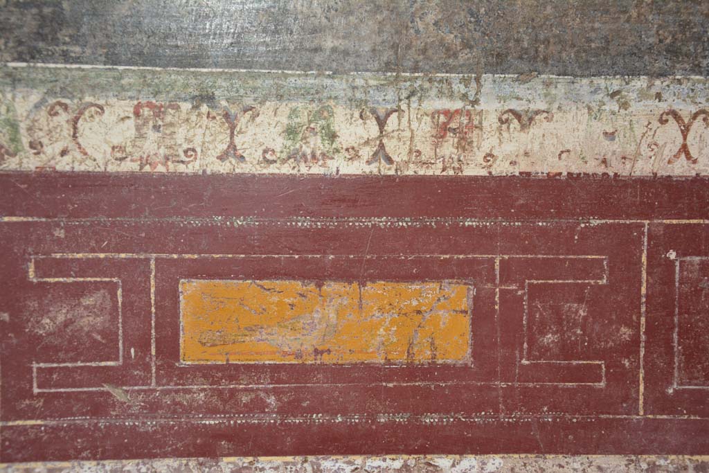 V.4.a Pompeii. March 2018. Room ‘h’, detail of small painted panel on east side of central predella on south wall.
Foto Annette Haug, ERC Grant 681269 DÉCOR.
