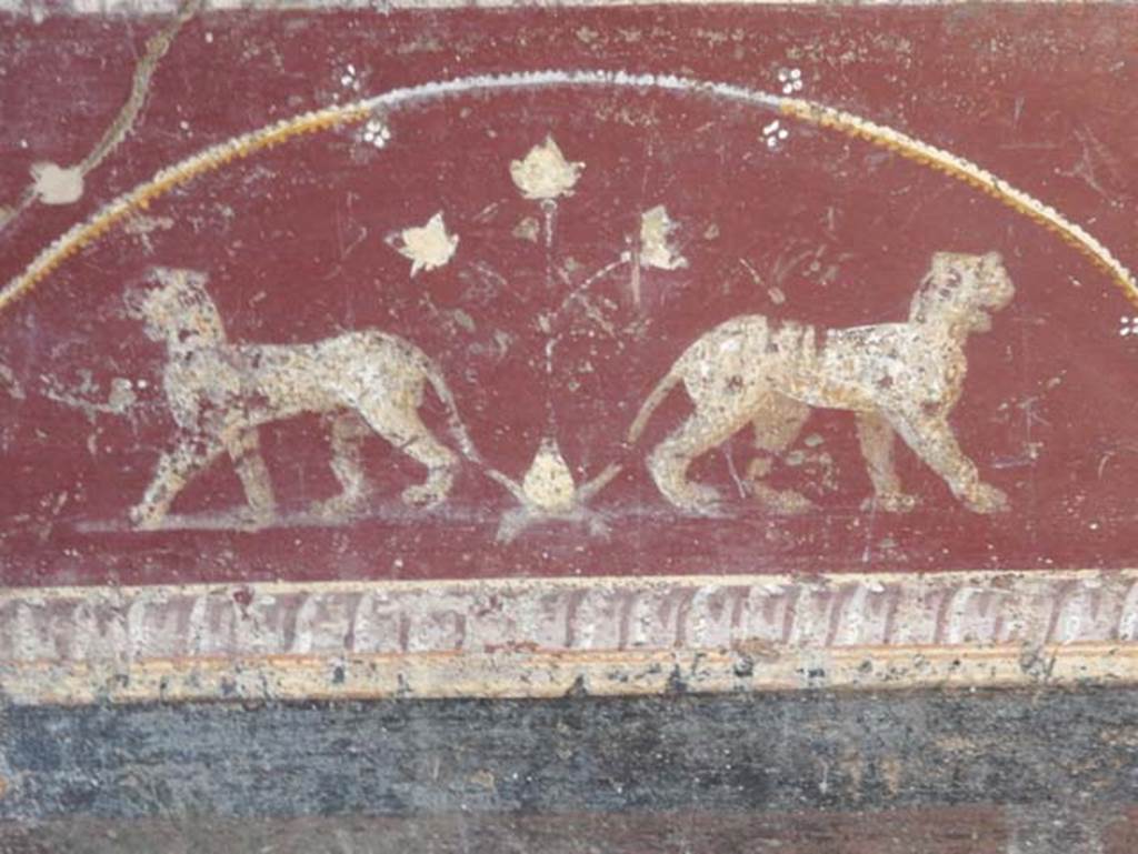 V.4.a Pompeii. May 2015. Detail of two panthers and flower from predella at west end of south wall in tablinum. Photo courtesy of Buzz Ferebee.
