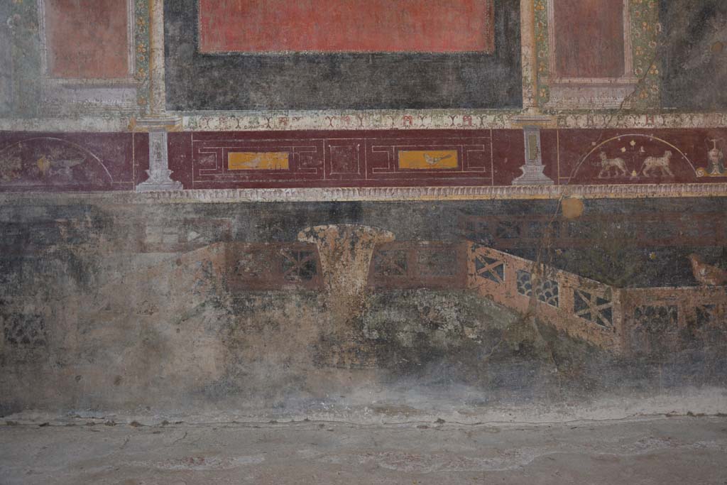 V.4.a Pompeii. March 2019. Room ‘h’, garden painting with fountain in centre of zoccolo on lower south wall of tablinum.
Foto Annette Haug, ERC Grant 681269 DÉCOR.
