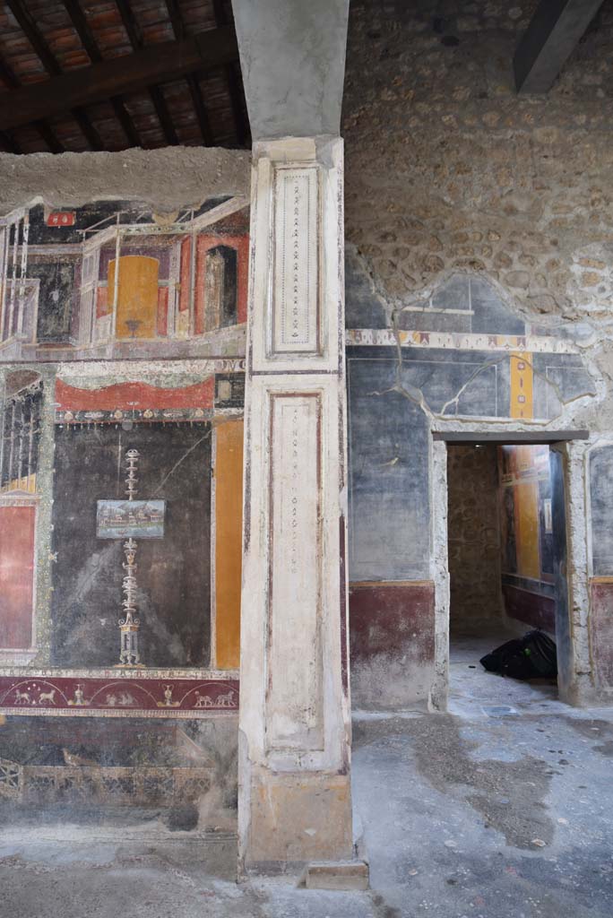 V.4.a Pompeii. March 2018. 
Room ‘h’, looking south towards decorative pilaster at west end of south wall of tablinum, with atrium ‘b’, on right.
Foto Annette Haug, ERC Grant 681269 DÉCOR.
