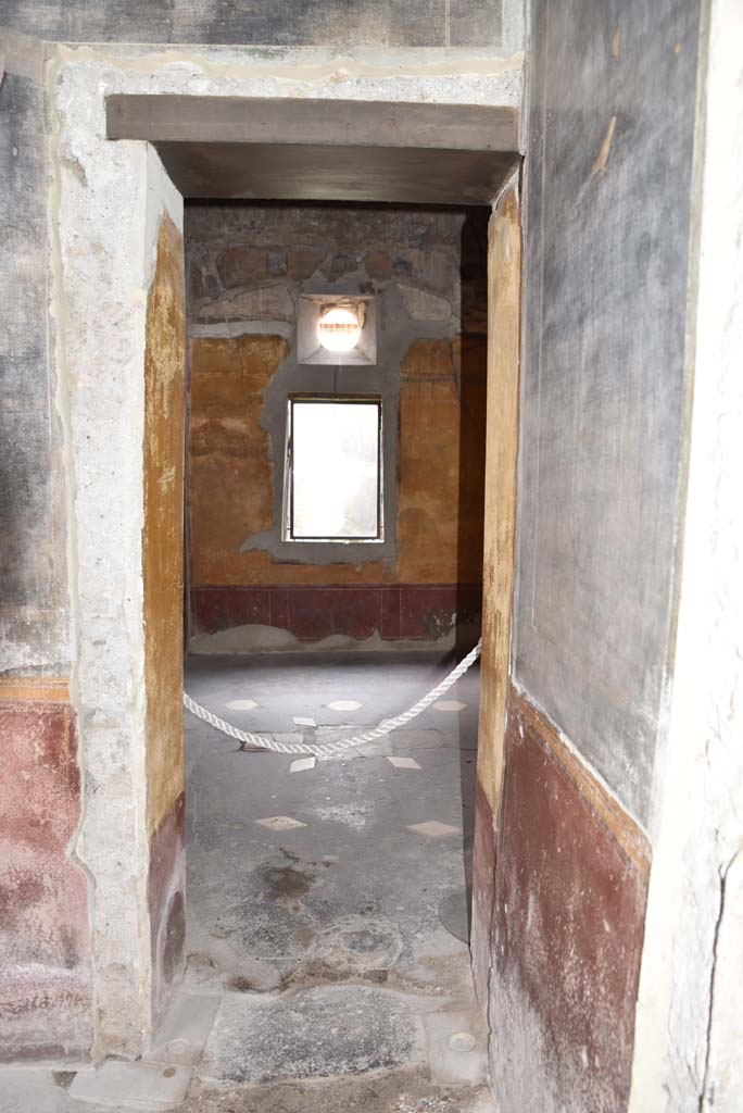 V.4.a Pompeii. March 2018. Room ‘i’, looking east through doorway from atrium.
Foto Annette Haug, ERC Grant 681269 DÉCOR.
