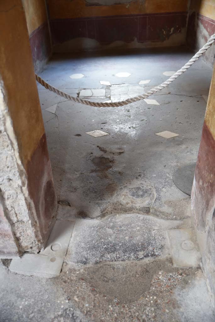 V.4.a Pompeii. March 2018. Room ‘i’, looking east across flooring from doorway.
Foto Annette Haug, ERC Grant 681269 DÉCOR.
