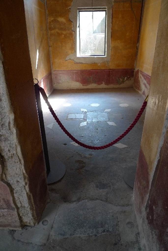 V.4.a Pompeii. July 2010. Doorway to cubiculum on south side of tablinum. Photo courtesy of Michael Binns.