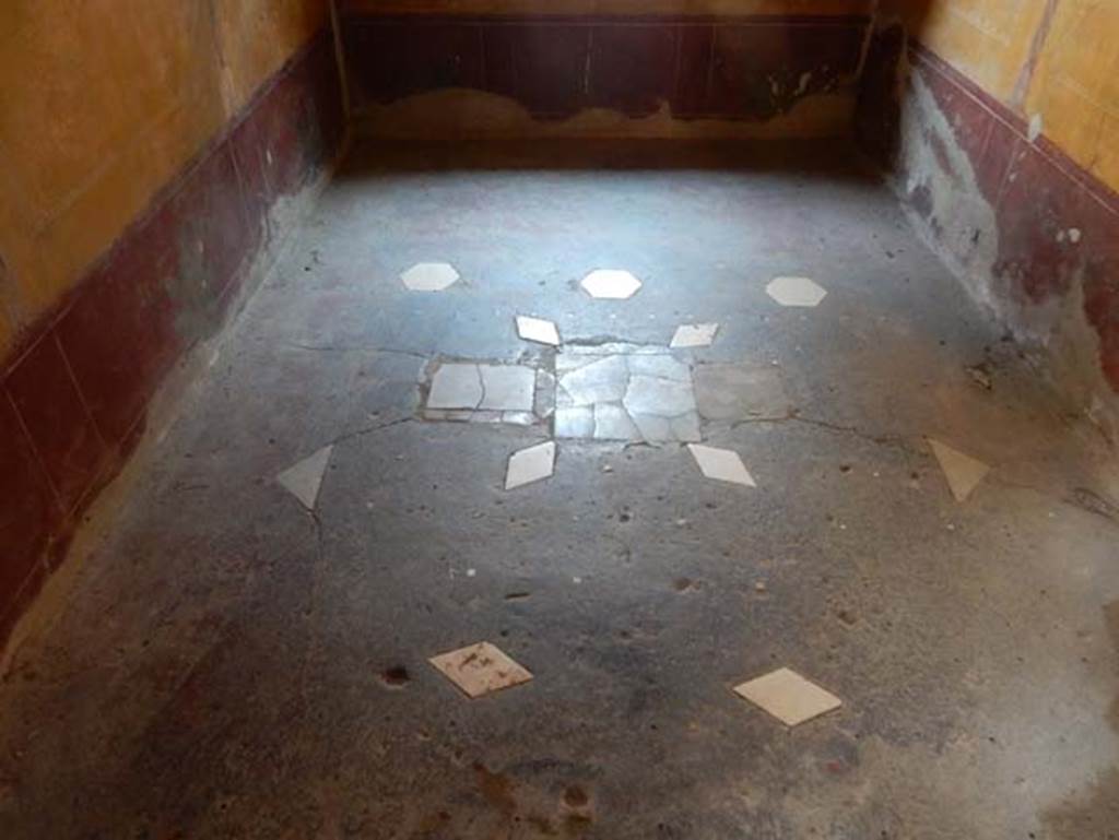 V.4.a Pompeii. May 2015. Floor in cubiculum to right of tablinum. Photo courtesy of Buzz Ferebee.