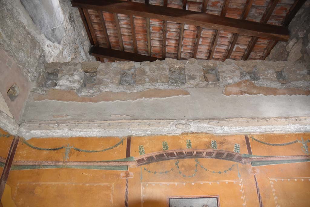 V.4.a Pompeii. March 2018. Room ‘i’, detail from upper north wall in north-west corner.   
Foto Annette Haug, ERC Grant 681269 DÉCOR.
