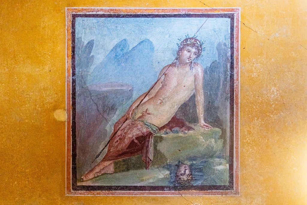 V.4.a Pompeii. October 2023. 
Room ‘i’, north wall of cubiculum, with centre wall painting of Narcissus at the fountain. Photo courtesy of Johannes Eber.
