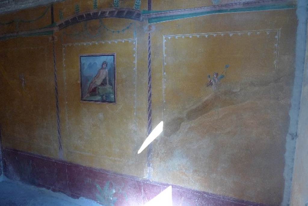 V.4.a Pompeii. July 2010. Room ‘i’, central panel and east side panel of north wall of cubiculum. Photo courtesy of Michael Binns.
