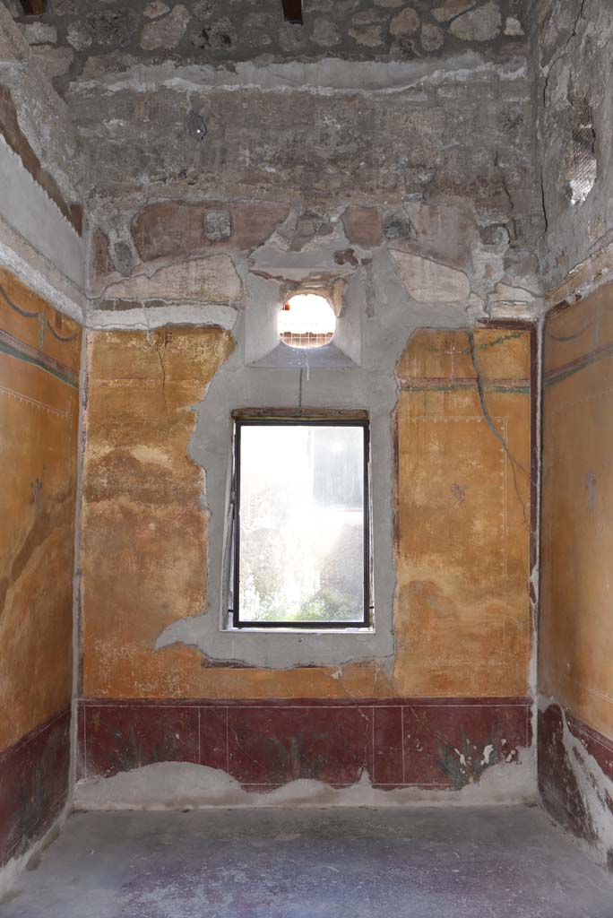 V.4.a Pompeii. March 2018. Room ‘i’, looking towards east wall.
Foto Annette Haug, ERC Grant 681269 DÉCOR.
