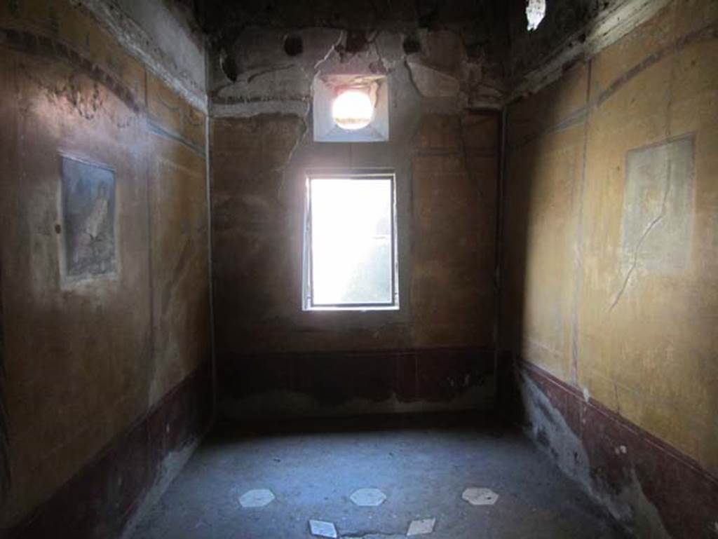 V.4.a Pompeii. March 2012. Room ‘i’, looking east across cubiculum. Photo courtesy of Marina Fuxa.
