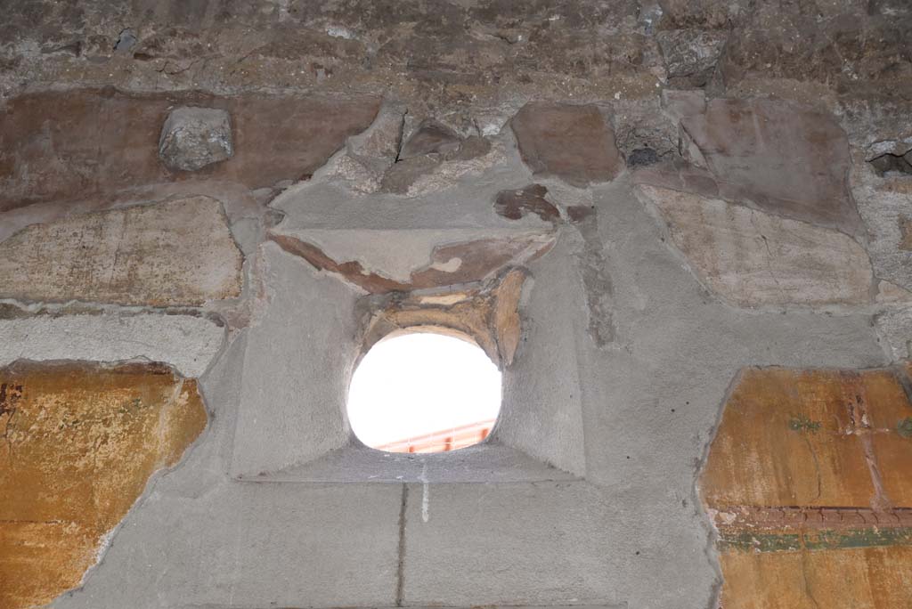 V.4.a Pompeii. March 2018. Room ‘i’, detail of small circular window in east wall.      
Foto Annette Haug, ERC Grant 681269 DÉCOR
