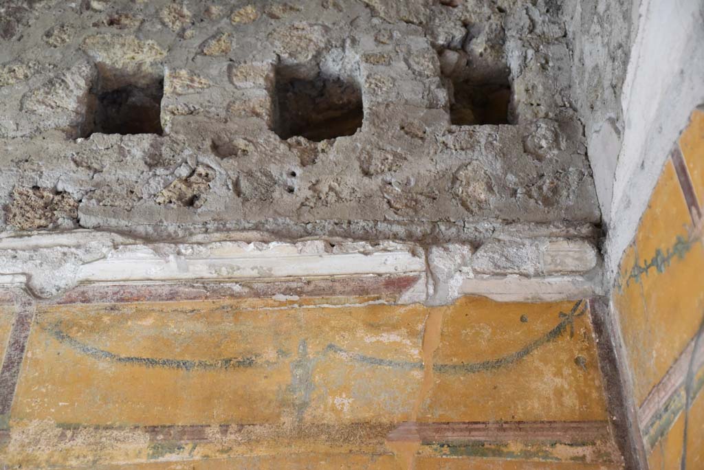 V.4.a Pompeii. March 2018. Room ‘i’, detail from upper south wall in south-west corner.  
Foto Annette Haug, ERC Grant 681269 DÉCOR.
