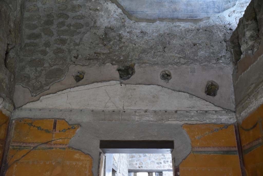 V.4.a Pompeii. March 2018. Room ‘i’, detail from upper west wall, above doorway.   
Foto Annette Haug, ERC Grant 681269 DÉCOR.

