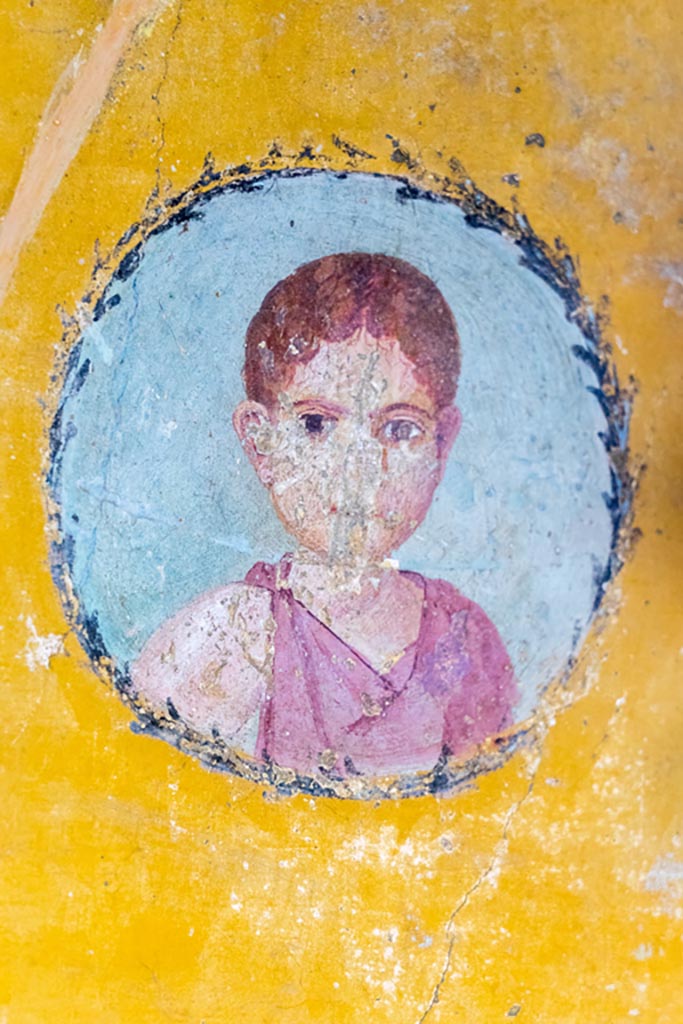 V.4.a Pompeii. January 2023. 
Room ‘i’, wall painting of girl from west wall of cubiculum, on south side of doorway. 
Photo courtesy of Johannes Eber.
